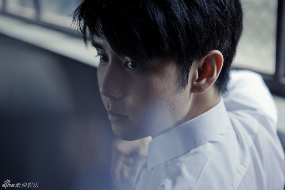 刘子千最新白衬衫休闲写真显阳光