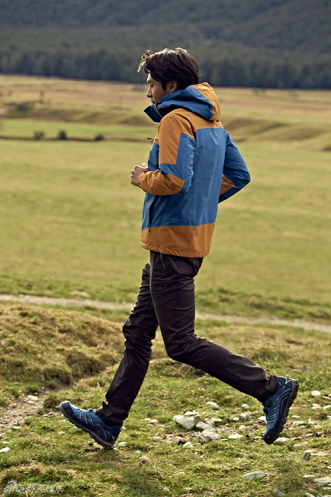 玄彬新西兰拍广告展运动型男魅力