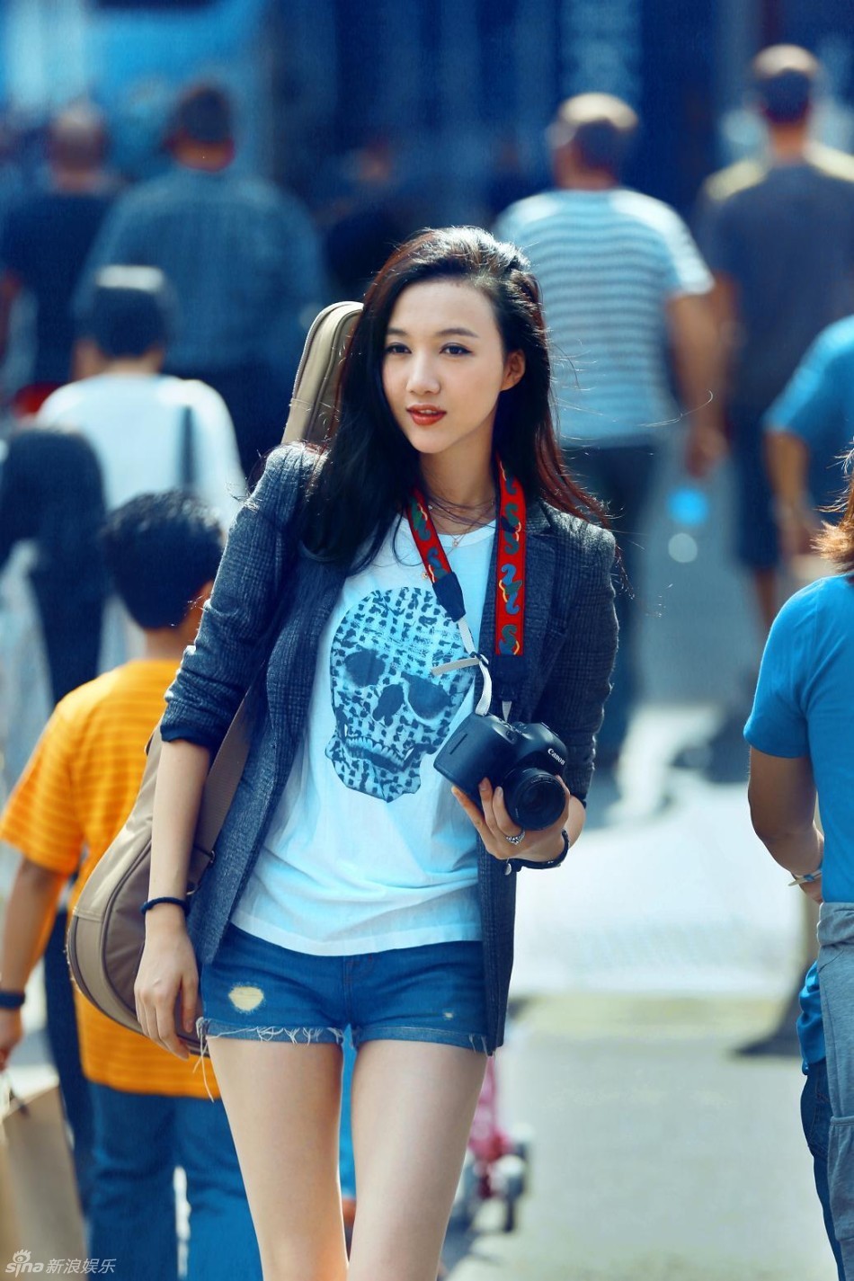 韩雯雯街头写真展现阳光女孩活泼本色