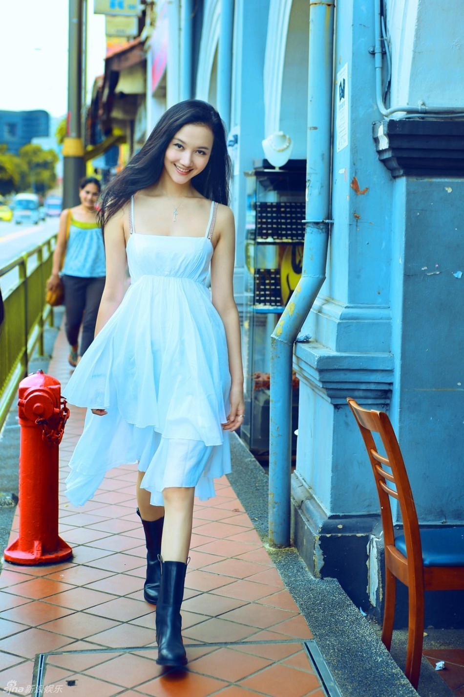 韩雯雯街头写真展现阳光女孩活泼本色