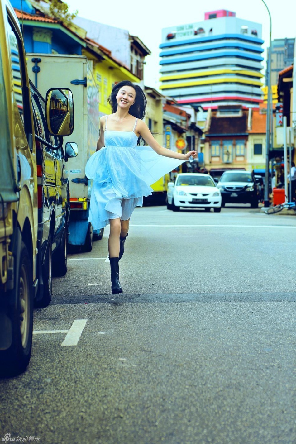 韩雯雯街头写真展现阳光女孩活泼本色