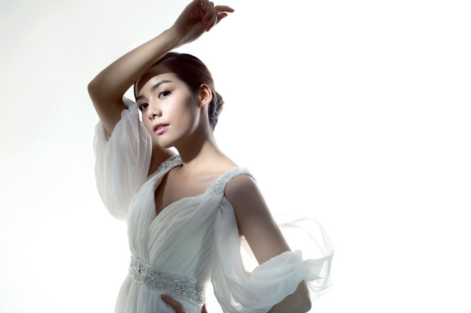 陈怡最新写真曝光着白纱裙大玩光影魅惑