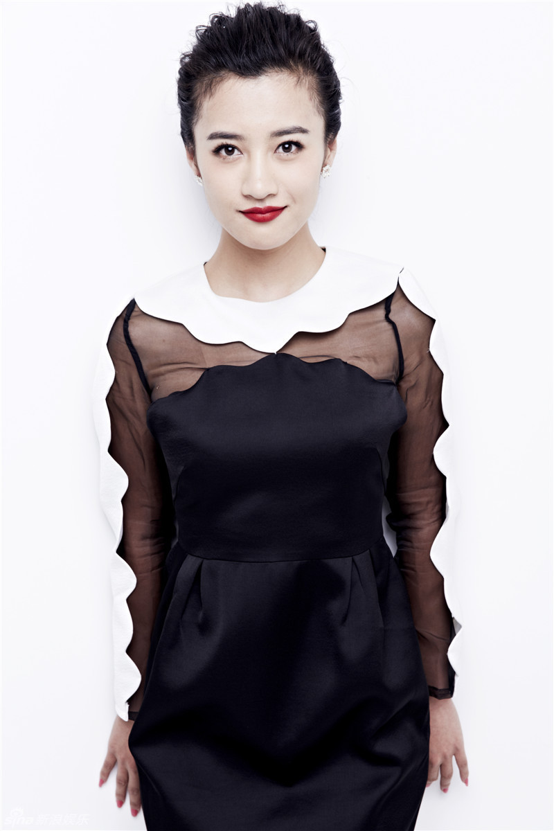 演员曾培红唇写真灵动美艳