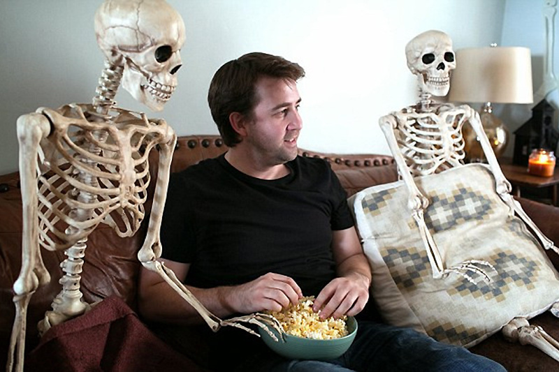 美作家与骷髅共同生活 同吃住欲拍真人秀_高清图集_新浪网