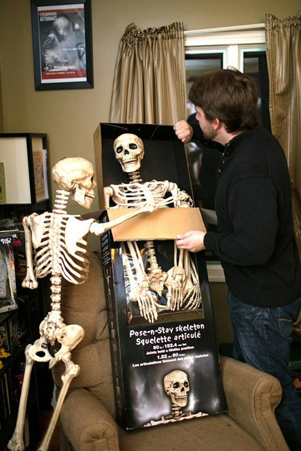 美作家与骷髅共同生活 同吃住欲拍真人秀