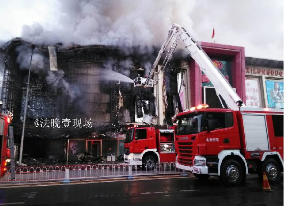 北京石景山喜隆多商场发生火灾