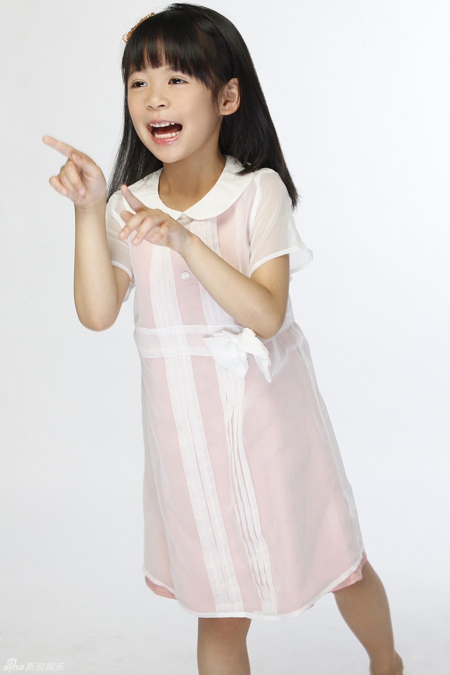 翁虹晒女儿近照 六岁小萝莉萌翻众人