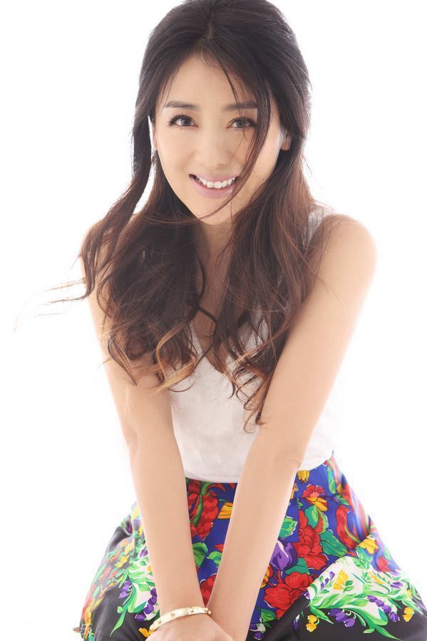 小李琳淡雅写真 甜美花裙洋溢清新风