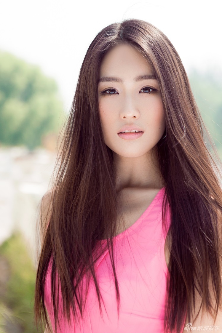 黄圣依师妹王婉中写真变身红粉女郎