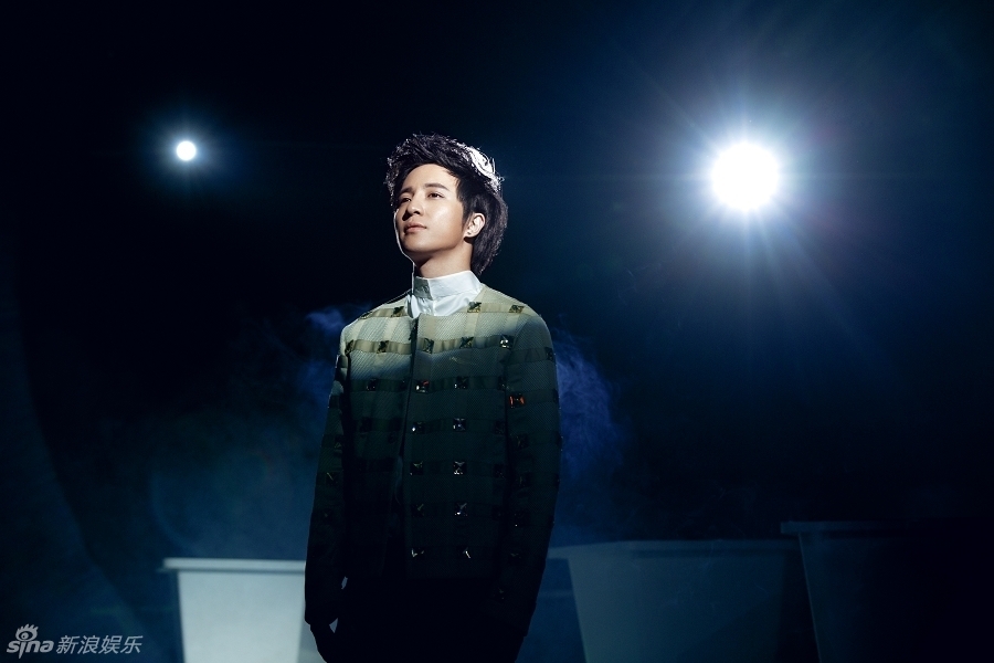 薛之谦为时尚杂志拍摄大片 揭多面人生