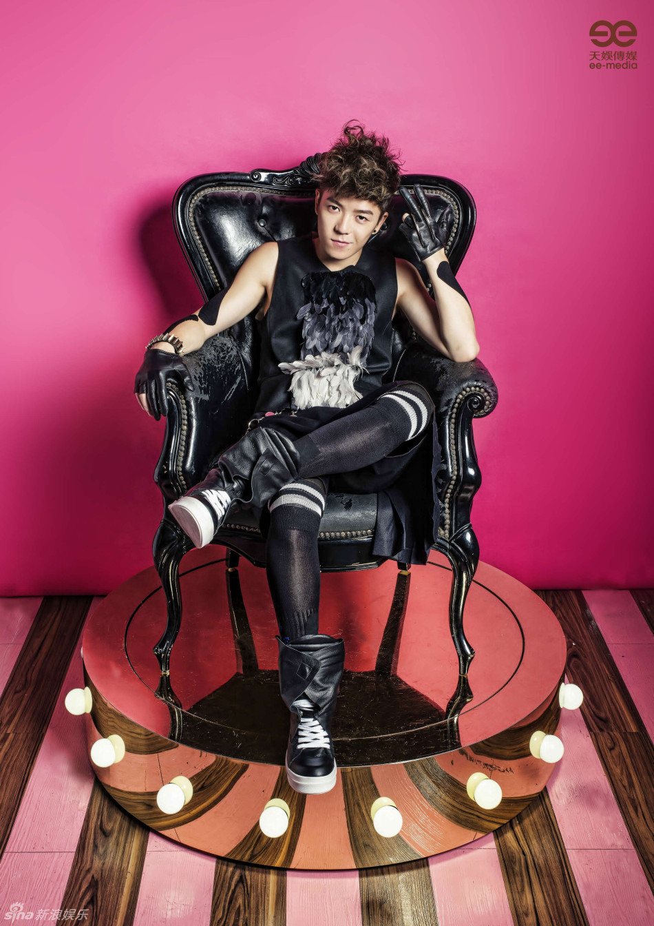 王栎鑫曝粉色系写真 无袖衣露健硕肌肉