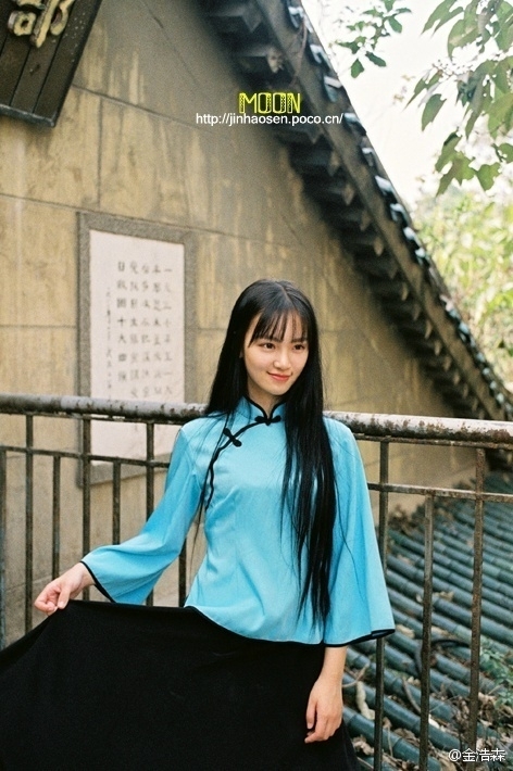 的"武大校花"黄灿灿身穿民国时期服饰在校内樱顶拍摄了一组穿越写真