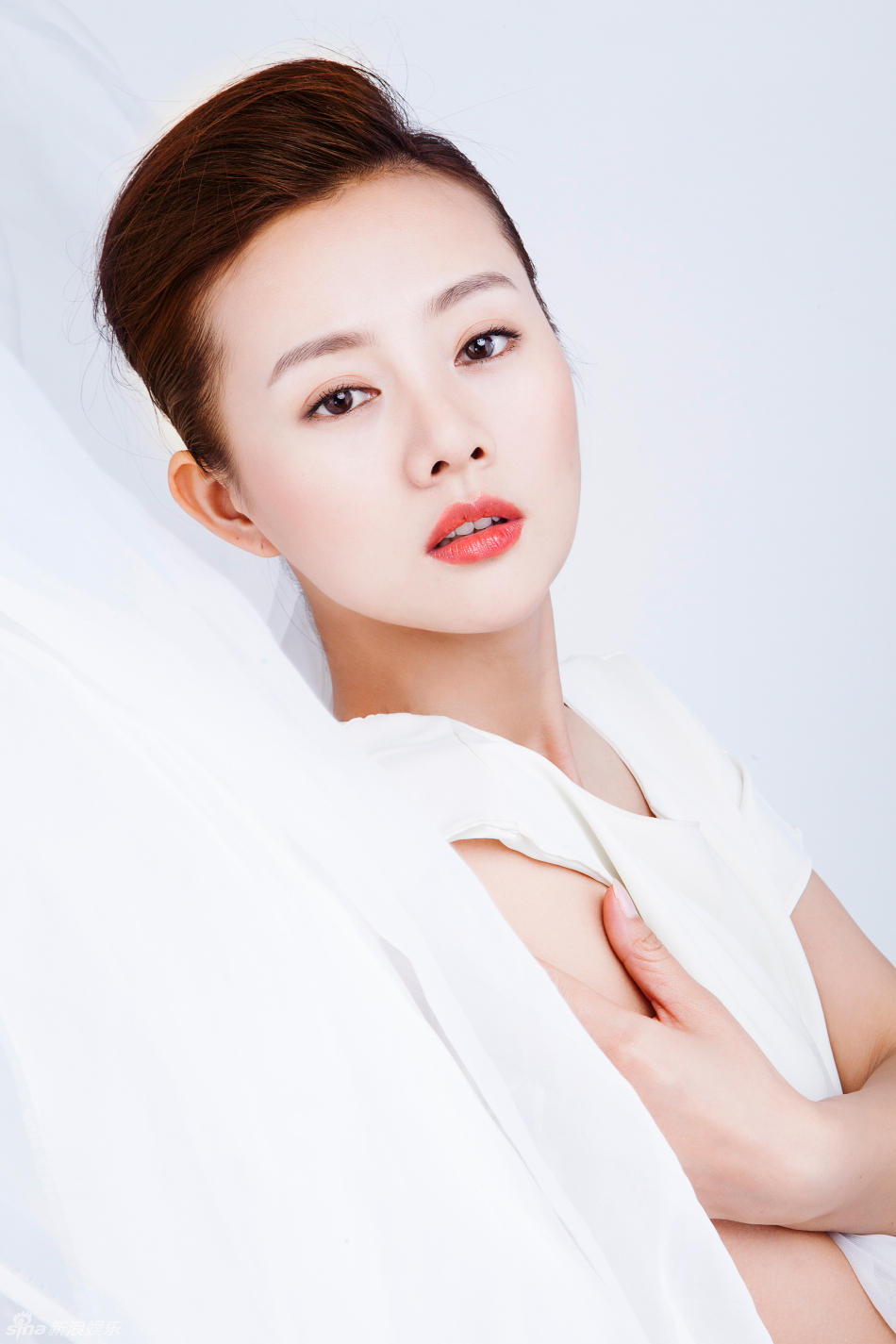 王靖云写真白纱绕身优雅轻灵_高清图集_新浪网
