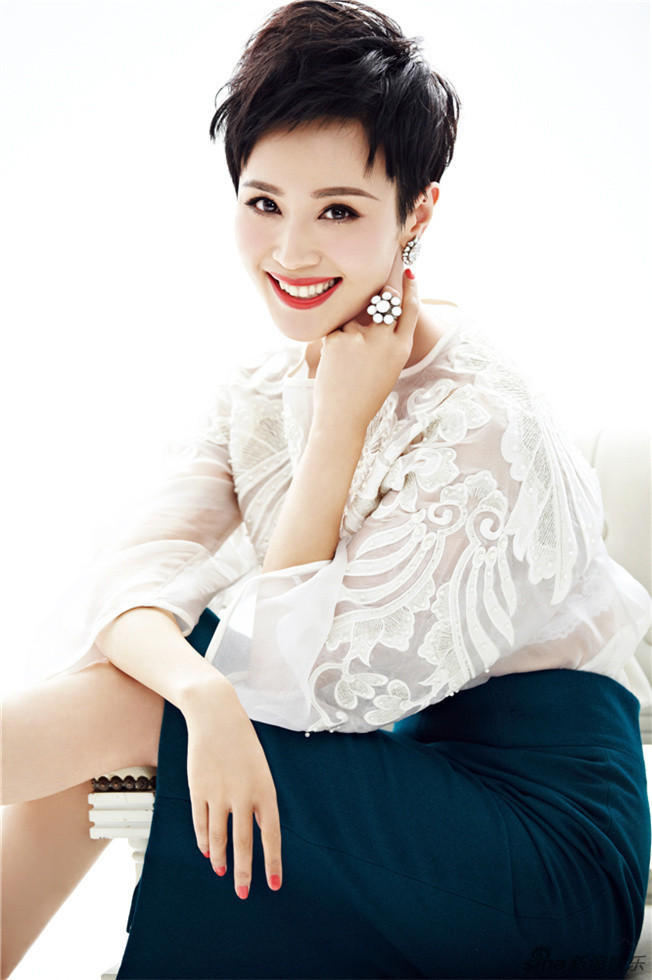 石小群绿裙红唇写真 尽显冬日知性美