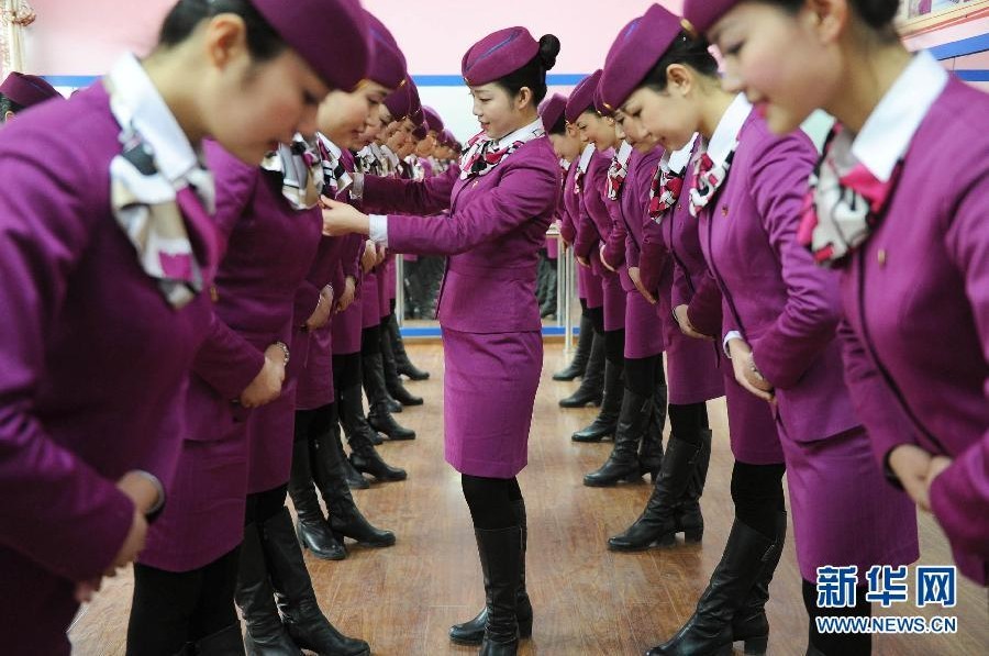 1 / 4 1月9日,成渝动车组乘务员在进行微笑标准动作训练.