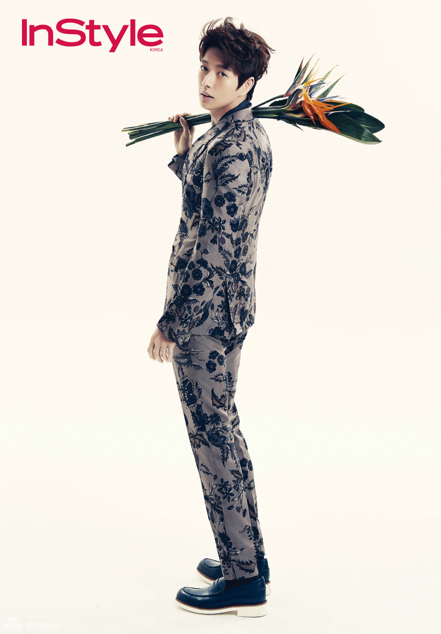 朴海镇身着充满春季气息的印花图纹西装,展现了优越的外貌和完美身材