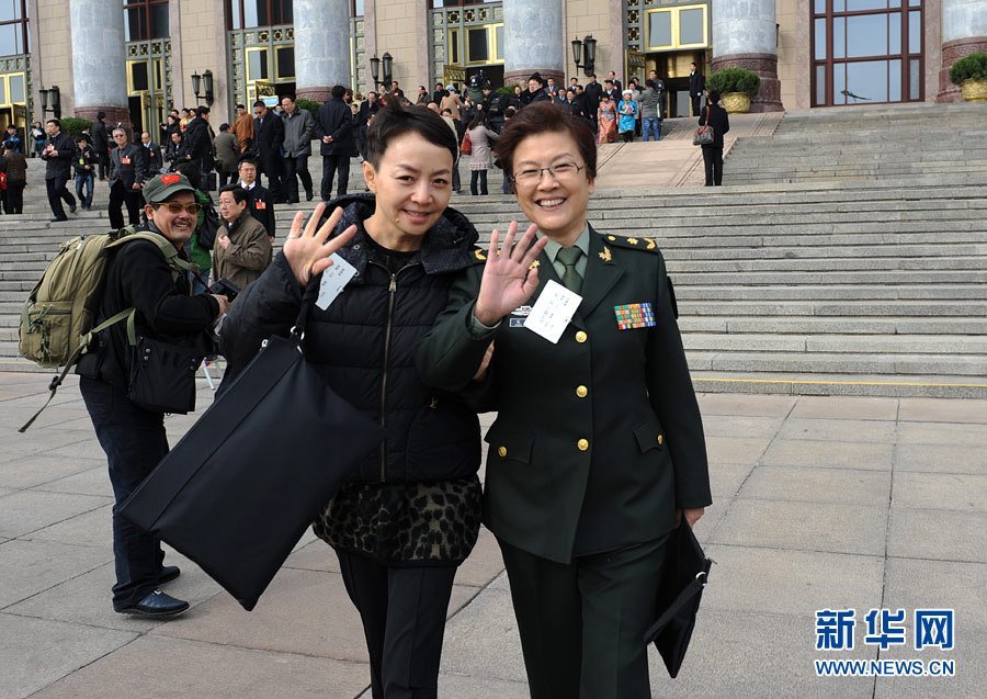 政协委员挥手话别:明年两会再相见