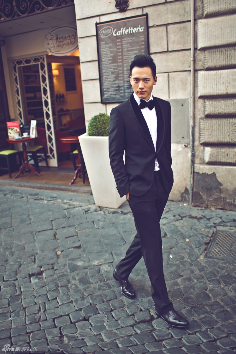 游走在异国街头,修身西装打扮的高云翔,身材挺拔,一举一动都流露出