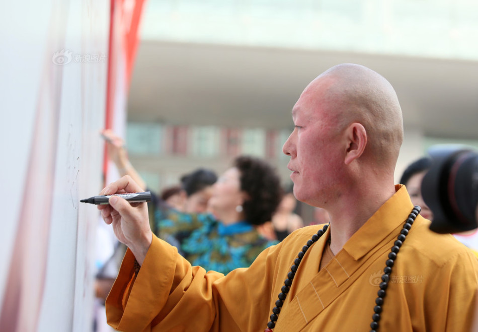 高僧率旗袍爱好者走红毯