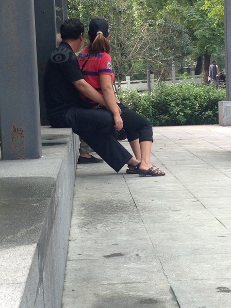 公园现色情服务 中年妇女招揽老年人