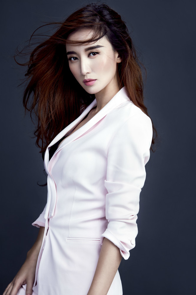 张萌性感时尚大片曝光 冷艳优雅彰显魅力_高清图集_新浪网