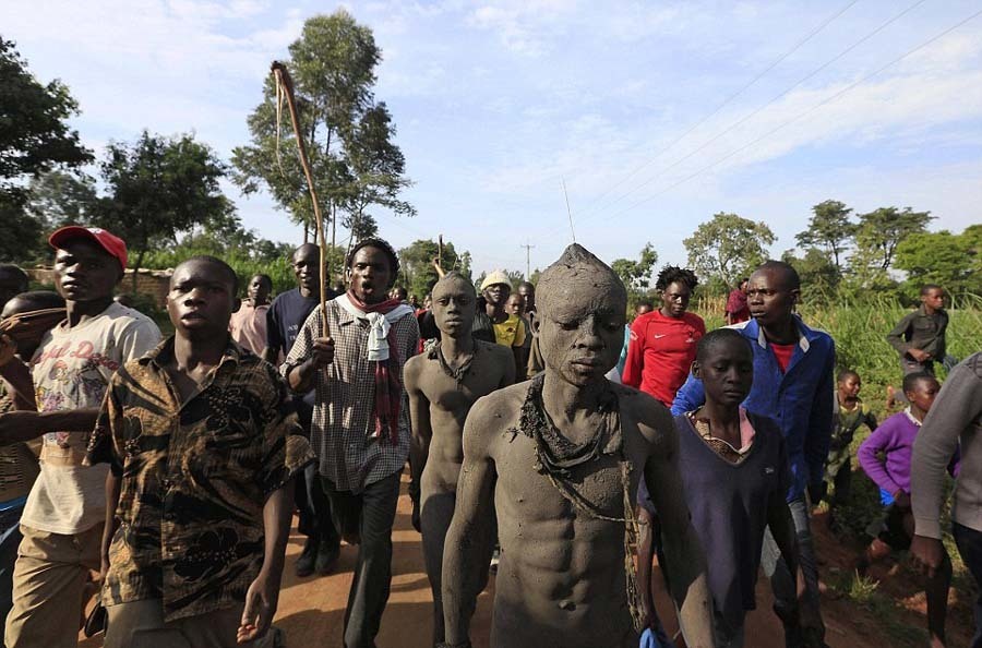 男孩割礼:仪式前跳入冰冷河水麻醉