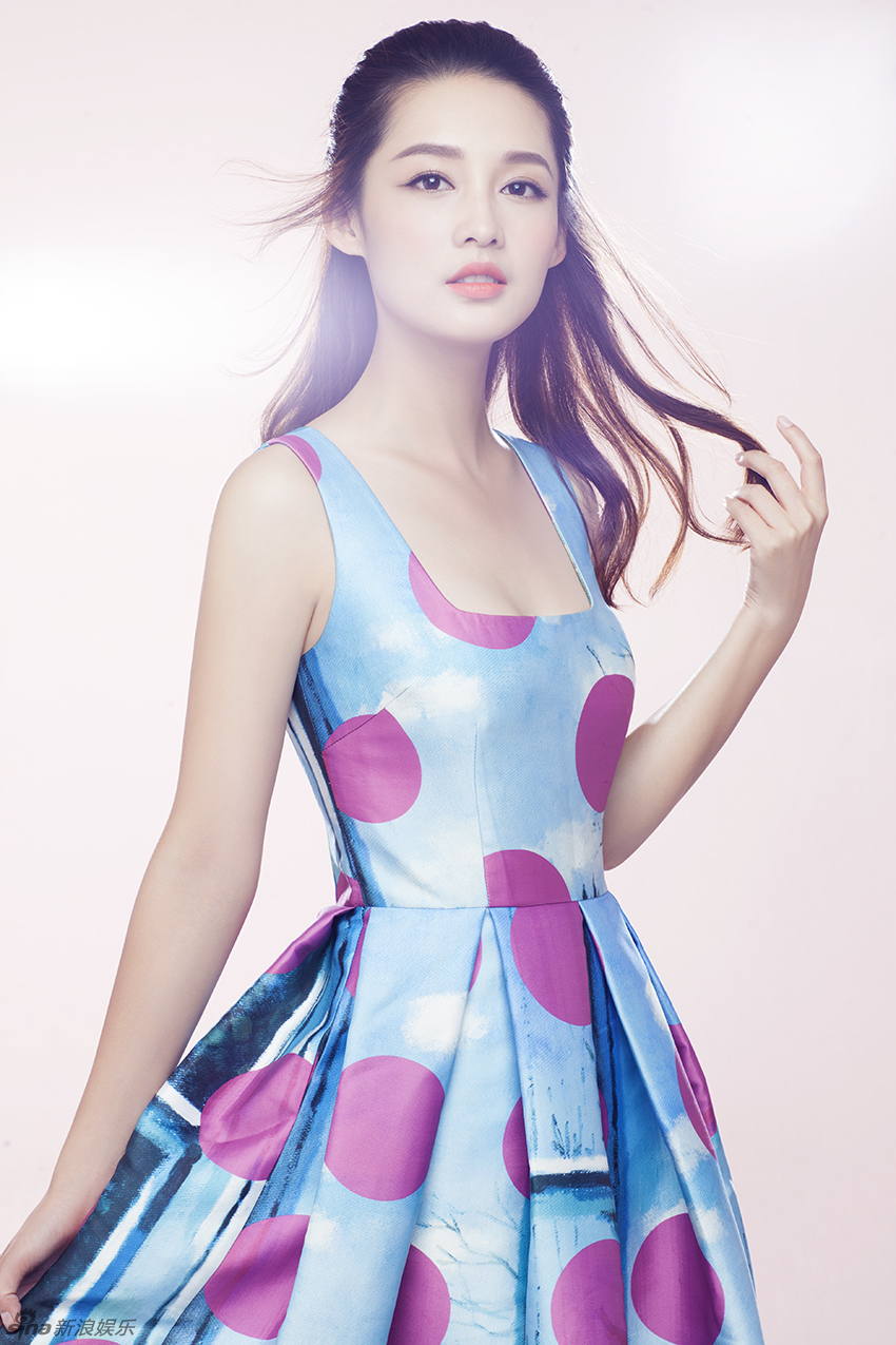 李沁爆清新写真甜美笑容化身糖果女孩