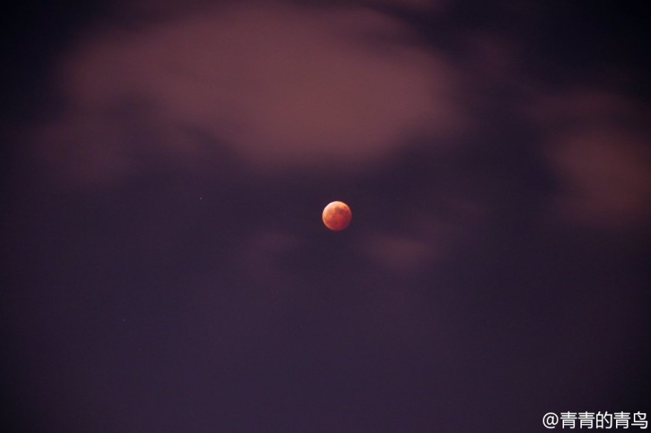 红月悬空:青岛红月亮