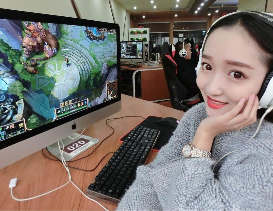 在游戏圈里,来自济南大学的杜小雨被称为电竞女神,在校园中,她也是一