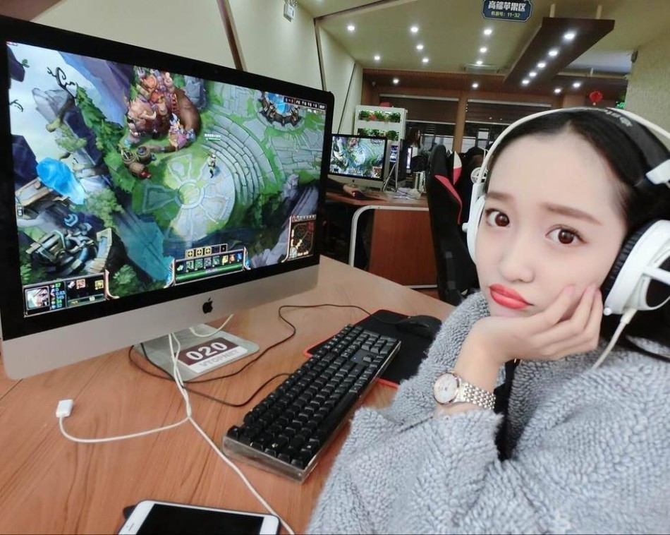 在游戏圈里,来自济南大学的杜小雨被称为电竞女神,在校园中,她也是一