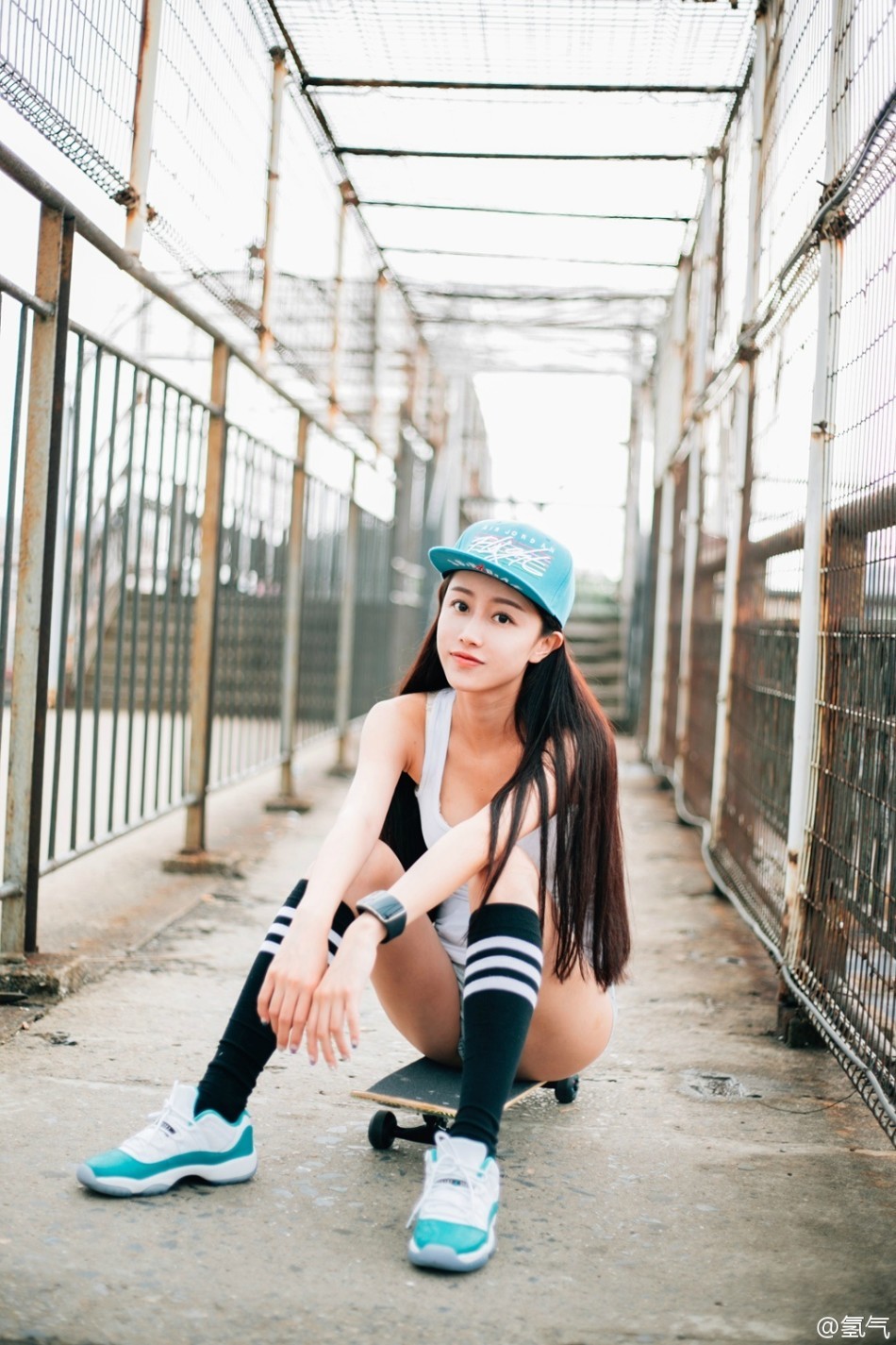 1 / 17 大连工业大学的教师@许多语儿的走红不仅是因为天仙一般的容貌