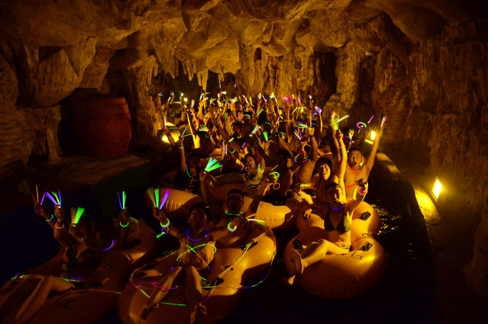 烟台水乐园首创"荧光夜漂" 炫彩比基尼亮瞎眼