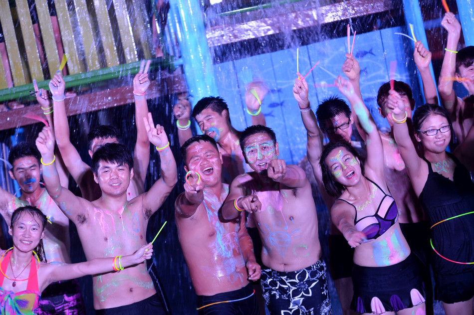 烟台水乐园首创"荧光夜漂" 炫彩比基尼亮瞎眼