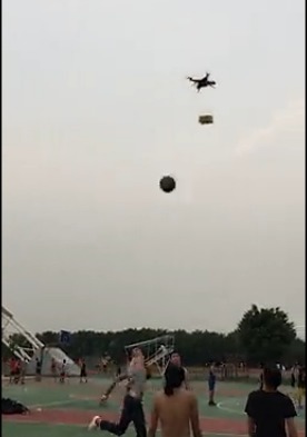 富二代怒砸无人机