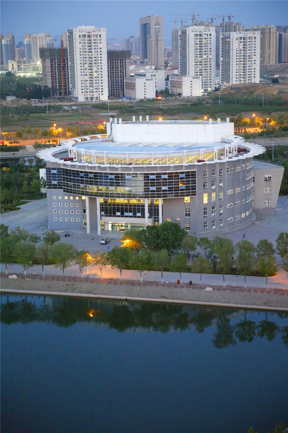滨州医学院流光溢彩的夜景