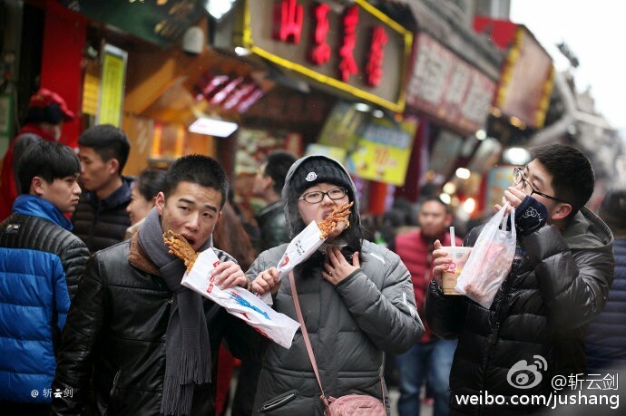 济南冬天芙蓉街最美的情侣表情