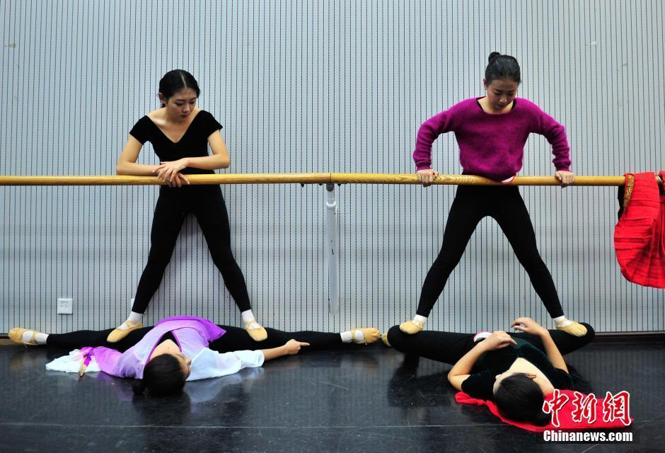 组图探访艺考备战区考生高难度动作热身