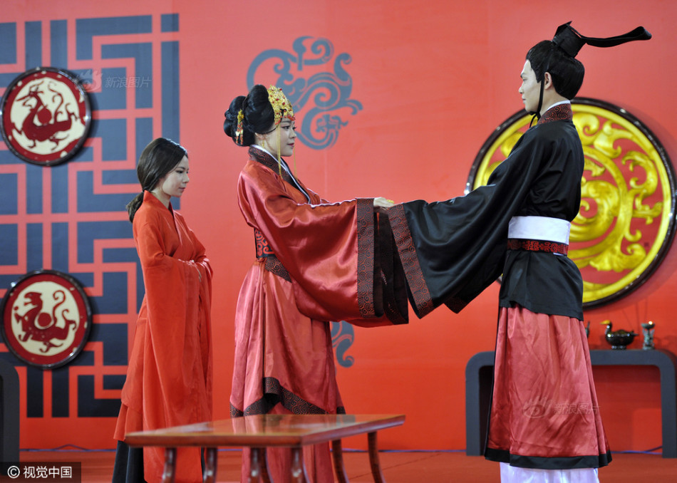 重现汉朝贵族婚礼 湘绣嫁衣惊艳世人