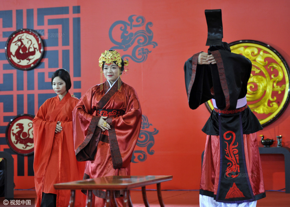 重现汉朝贵族婚礼 湘绣嫁衣惊艳世人