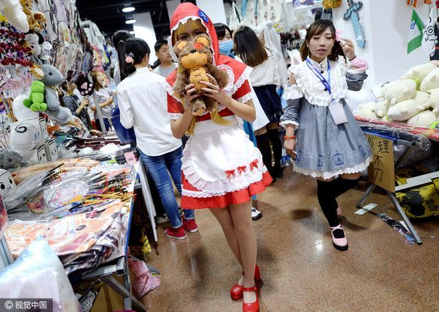 济南漫展惊爆眼球 挤胸黑丝秀长腿