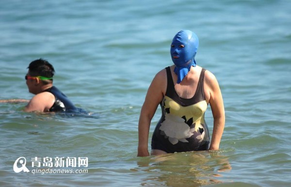 青岛脸基尼大妈再现江湖成为海滨标志