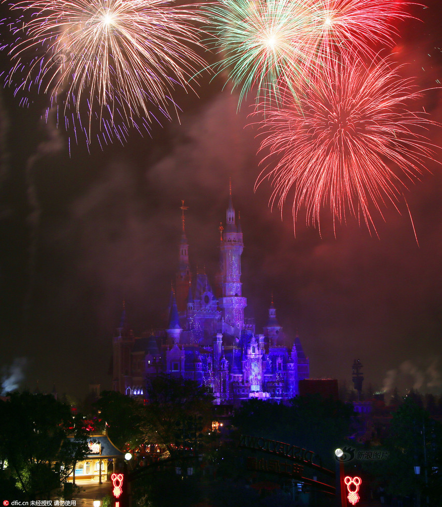 上海迪士尼迎儿童节 城堡烟火五光十色