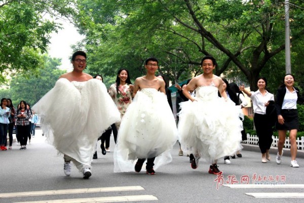 "最美新娘"!青大男生穿婚纱拍毕业照