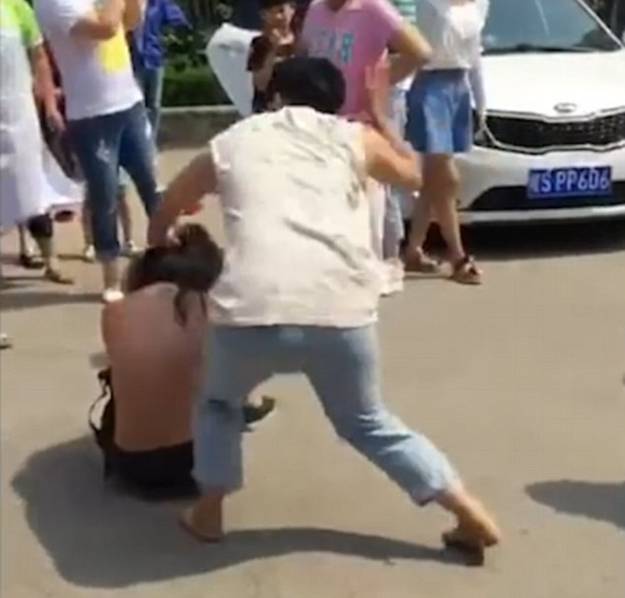 网曝"小三"被原配当街扒衣服暴打