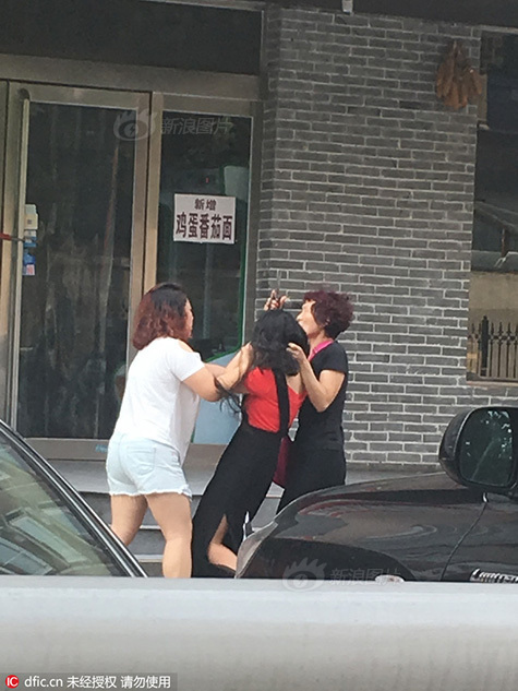 女子当街被撕烂衣服剪头发