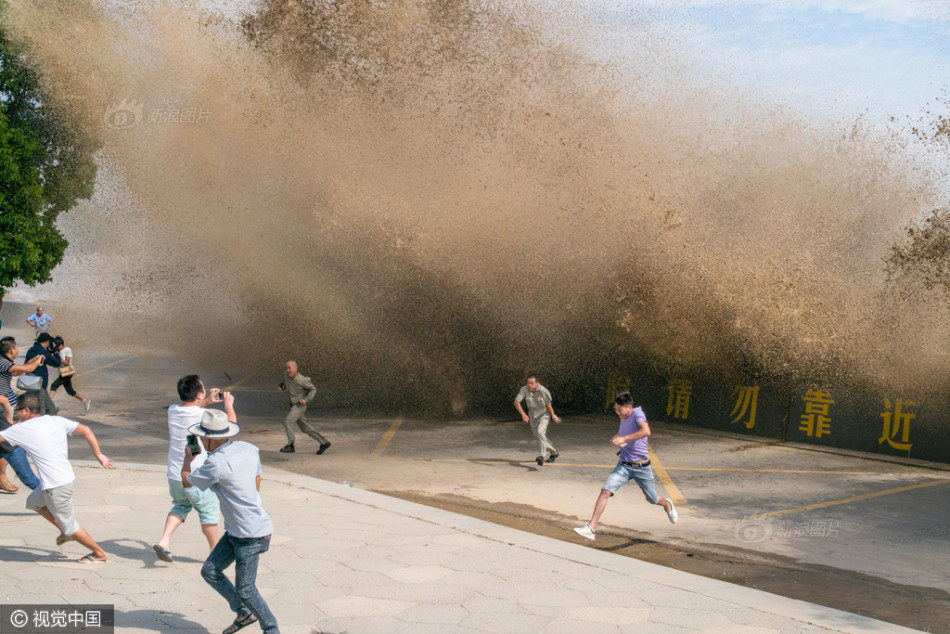 钱塘江大潮初现规模观潮人成落汤鸡