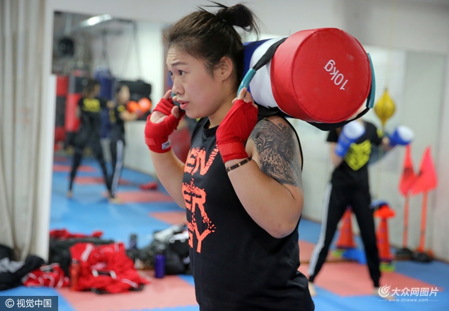 热辣的美丽!美女教练"魔鬼"培训学凶猛泰拳