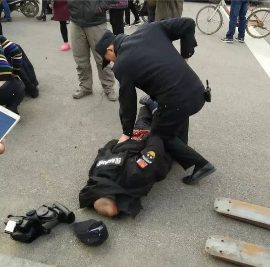 男子烟台街头暴打母亲 母亲下身半裸血流满地