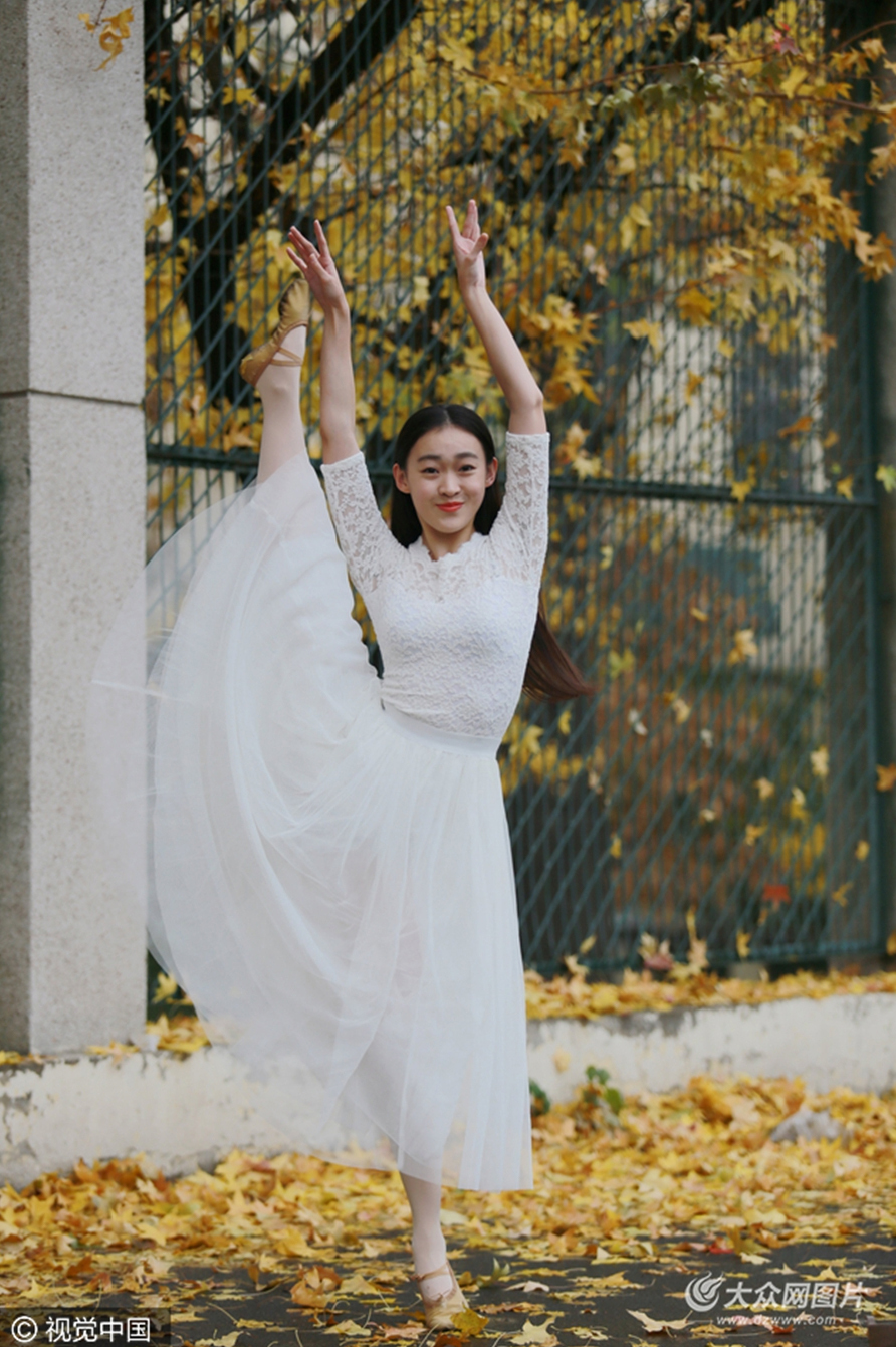 美女和秋色更配 山师芭蕾舞者树下一字马