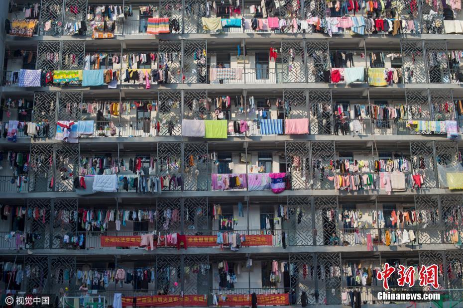 女生宿舍晒被子场面壮观